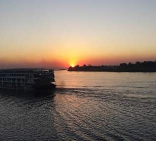Nilfahrt bei Sonnenuntergang