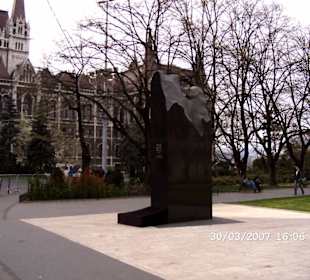 Mahnmal auf der Hinterseites des Parlaments