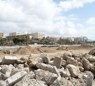 Vor dem Emir Beach Hotel