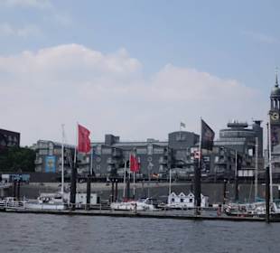 Landungsbrücken vom Wasser