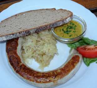 Fränkische Bratwurst mit Kraut bei Kundmüller