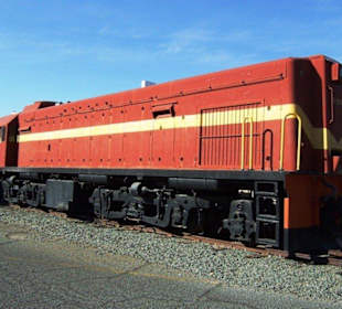 Diesellok auf Bahnhofsplatz