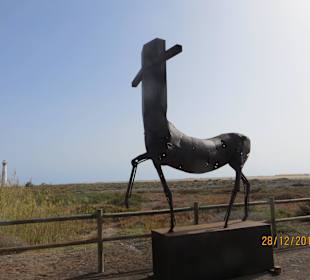 Figur auf dem Weg zum Strand