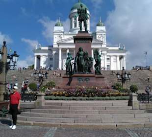 Dom mit Zarendenkmal