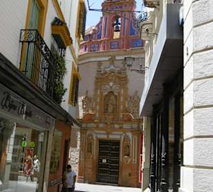 Eingangsfront des Gotteshauses