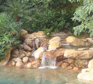 Wasserfall mitten im Park