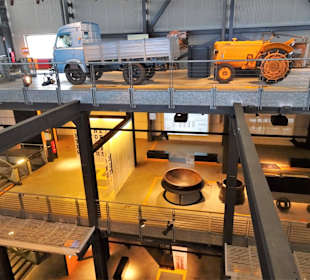 Rundgang durch die Haupthalle des Museums
