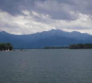 Dampferfahrt auf dem Chiemsee mit Blick zur Kampen