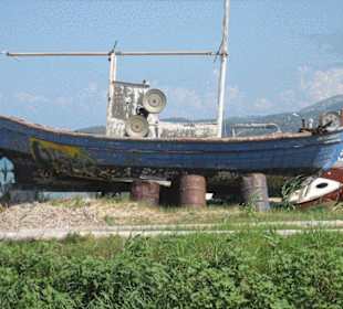 Geen zeewaardig jacht! Op het strand nabij Roda