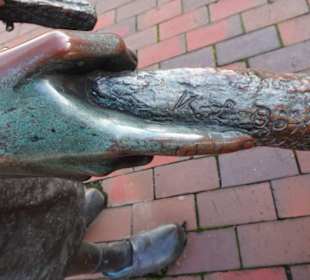 Die Signatur des Künstlers auf dem Torfstück