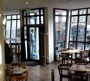 Tische im Eingangsbereich des Restaurants