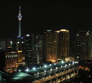 Menara Tower aus dem Fenster des Traders Hotels