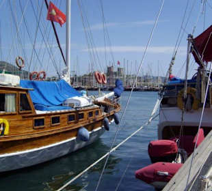 Kastellsicht auf der anderen Seite des Hafens 