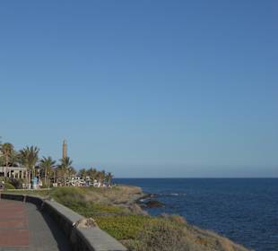 Strandpromenade vorm Hotelhintereingang