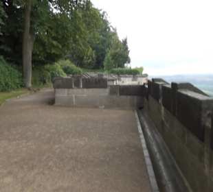 Entlang der Festungsmauer