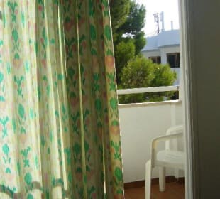 Der Blick vom Zimmer zum Balkon