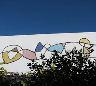 Farbenprächtige Mosaikmauer im Innenhof 