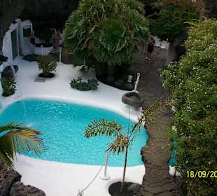 Blick in den Innenhof mit Pool