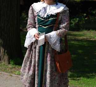 Die Führerin in zeitgenössischer Kleidung