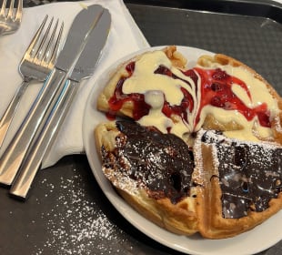 Waffeln zum Frühstück 😊 Hampton by Hilton Berlin City Centre Alexanderplatz