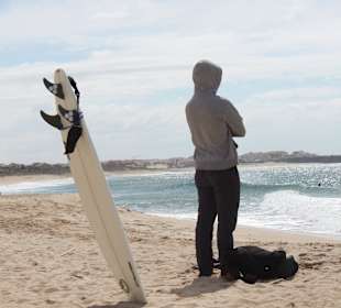 Surfer wartet auf die Welle