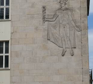 Götterbote Hermes am Nordflügel vom Neuen Rathaus