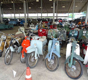 In der Haupthalle des Jesada Fahrzeug Museums