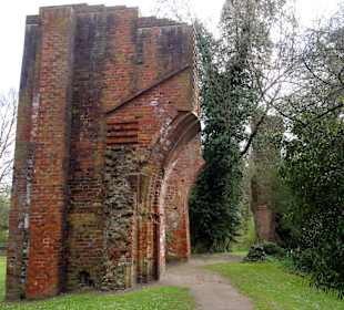 Spaziergang durch die Mauerreste des Klosters