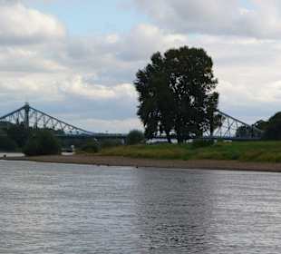 Vom Schiff Richtung blaues Wunder