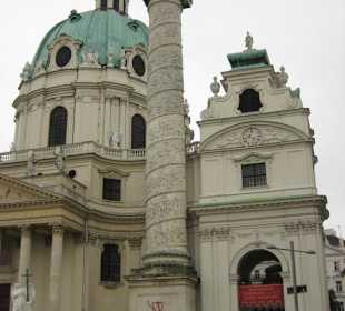 Eingang zur Karlskirche