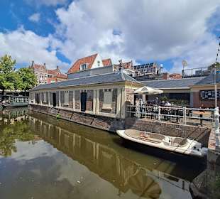 De Visbanken of Vismarkt uit 1755 in Alkmaar