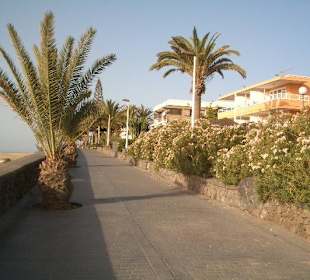 Weg zwischen Hotel-Strand