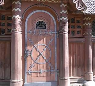 Schöne Arbeiten an den Türen der Stabkirche