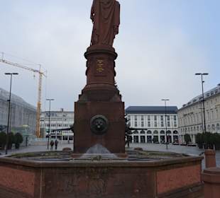 Rund um die Pyramide