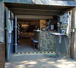 Kasse des Museums im Bunker 2