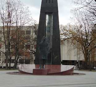 Памятник Винцасу Кудирхе