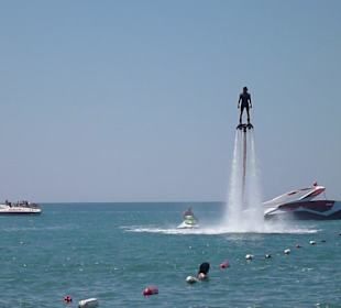 Flyboard am Strand, angeboten vom lokalen Anbieter