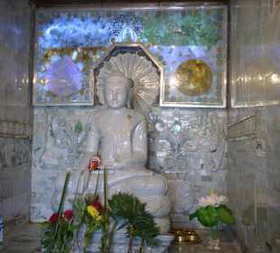 Buddhas im Innern der Pagode, alles aus Jade