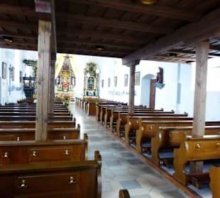 Blick vom Haupteingang zum Altar