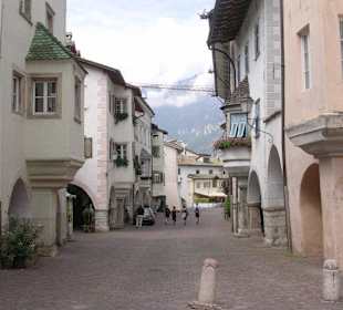 Gasse mit Lauben in Neumarkt