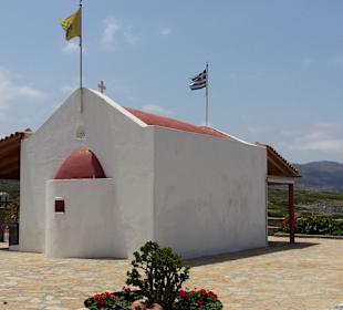 Die kleine Kapelle, rechts neben der Bucht