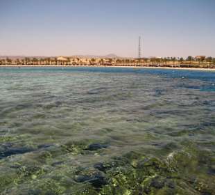 Inneres Riffdach und Sandstrand im Hintergrund