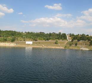 Blick vom See Richtung Feriendorf