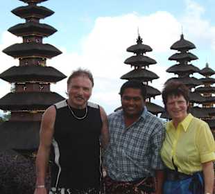 Gustav mit uns beim Muttertempel