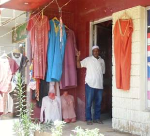 Gamal vor seinem Geschäft