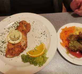 Putensteak, Kräuterbutter, Salatteller 12,- €