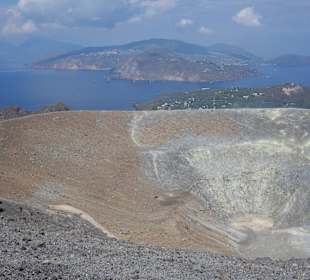 Krater mit Rauchaustritt
