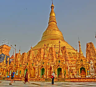 Die Shwedagon glänzt im Sonnenlicht