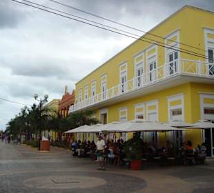 Einkaufsgegend um die Plaza gegenüber Hafen