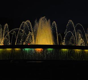 Beleuchteter Brunnen in der Nacht